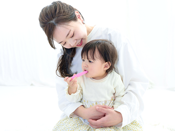 【口腔保健衛教】 兒童牙膏幾歲開始用? 何時看牙醫?0-6歲口腔保健全攻略 【口腔保健衛教】 兒童牙膏幾歲開始用? 何時看牙醫?0-6歲口腔保健全攻略